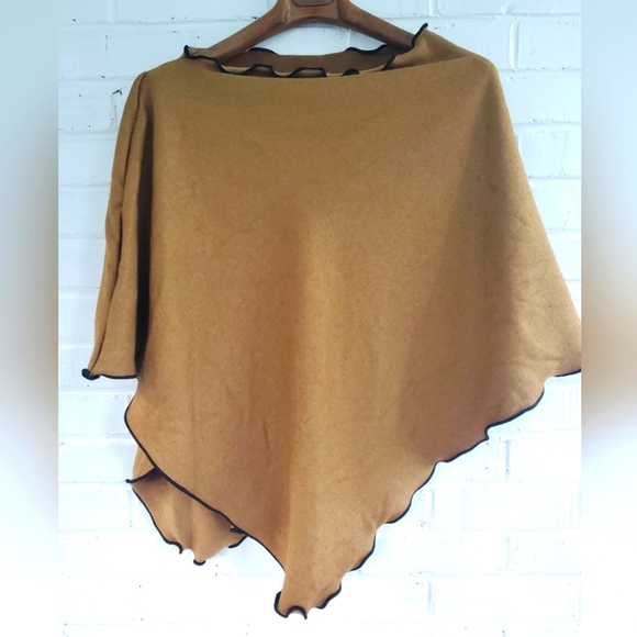 Vintage Women's Reversible Poncho. Camel color. One size. - Picture 9 of 12
